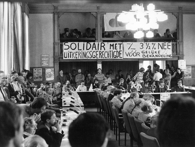 842324 Afbeelding van een ambtenarenprotest tijdens een vergadering van Provinciale Staten van Utrecht, in de ...